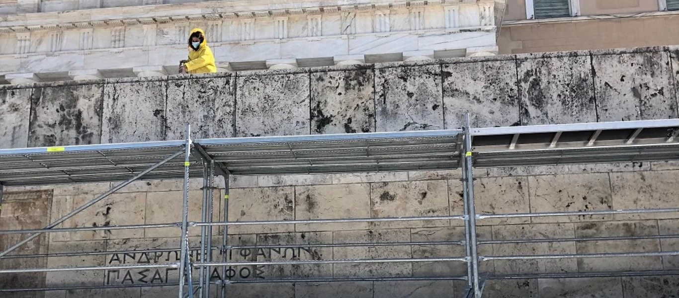 Επιχείρηση καθαρισμού στο μνημείο του Άγνωστου Στρατιώτη (φώτο)